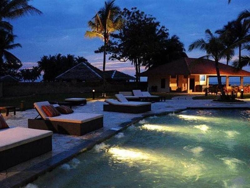 Damai Puri Resort & Spa Kuching Esterno foto The swimming pool at the resort