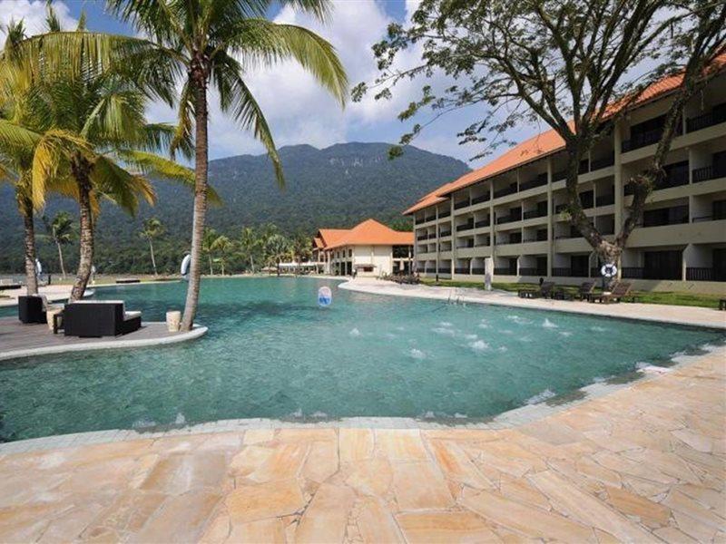 Damai Puri Resort & Spa Kuching Esterno foto The swimming pool at the resort