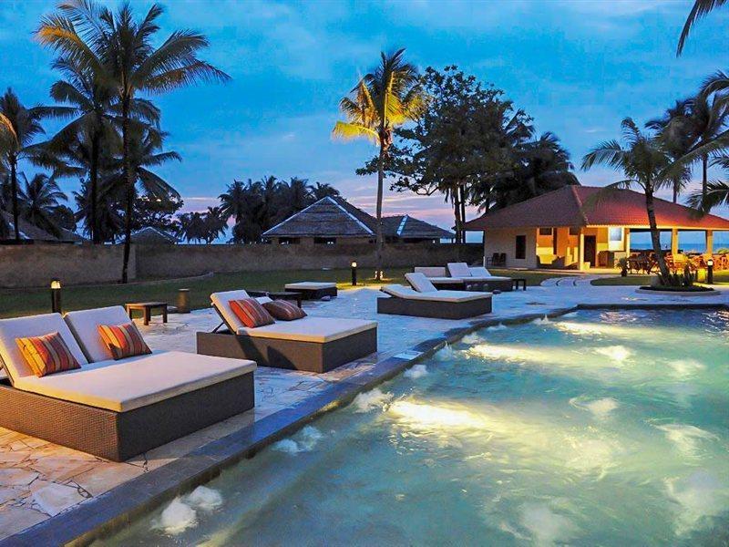 Damai Puri Resort & Spa Kuching Esterno foto The swimming pool at the resort