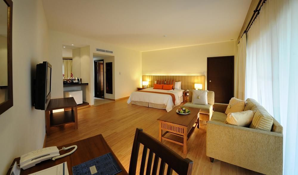 Damai Puri Resort & Spa Kuching Esterno foto A suite at the Park Royal Beach Resort