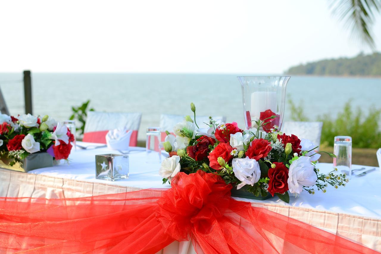 Damai Puri Resort & Spa Kuching Esterno foto A table decorated for a wedding