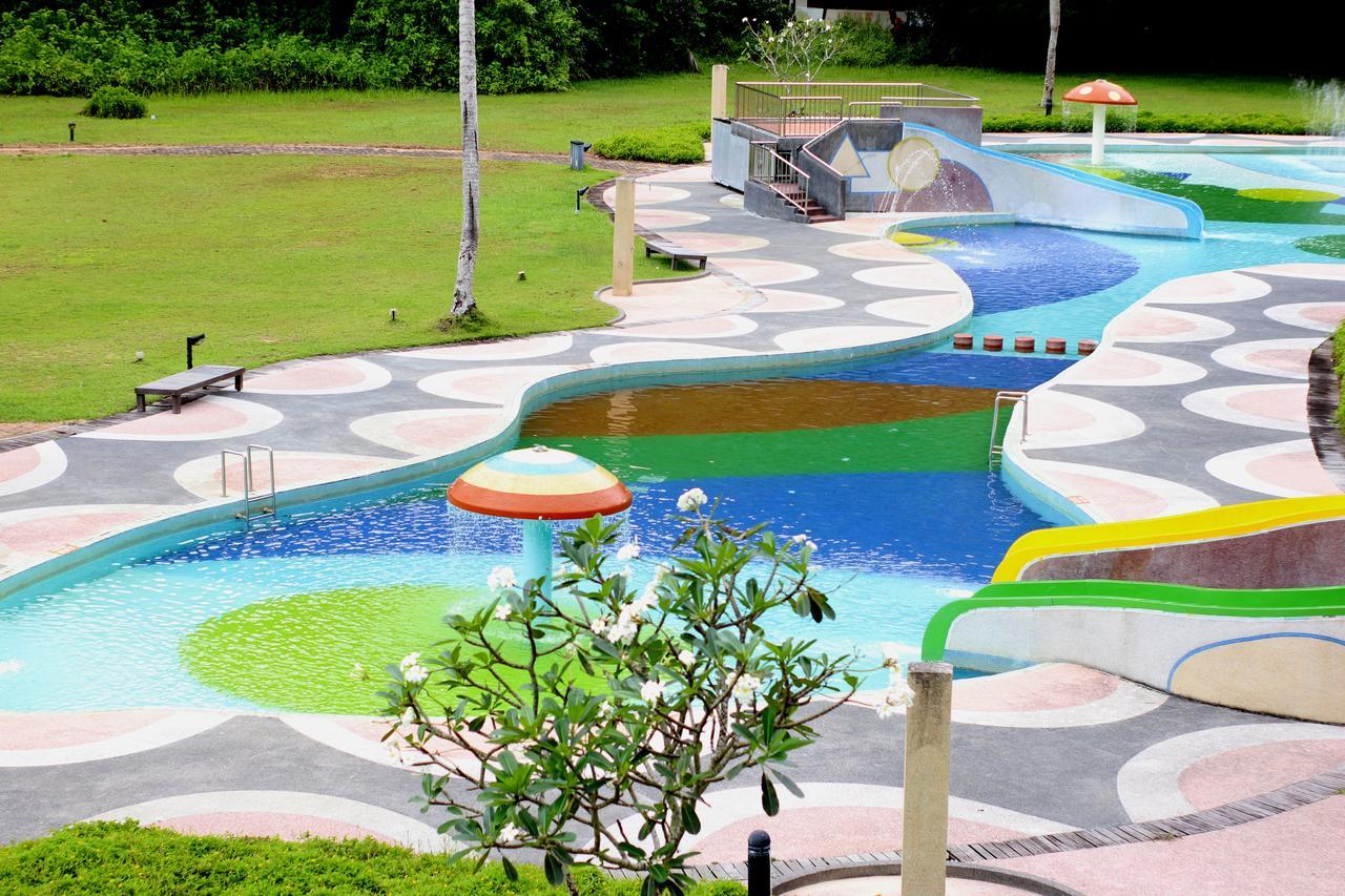 Damai Puri Resort & Spa Kuching Esterno foto The park's artificial river