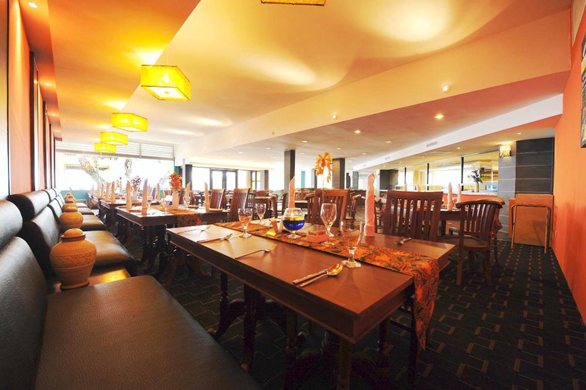 Damai Puri Resort & Spa Kuching Esterno foto The restaurant