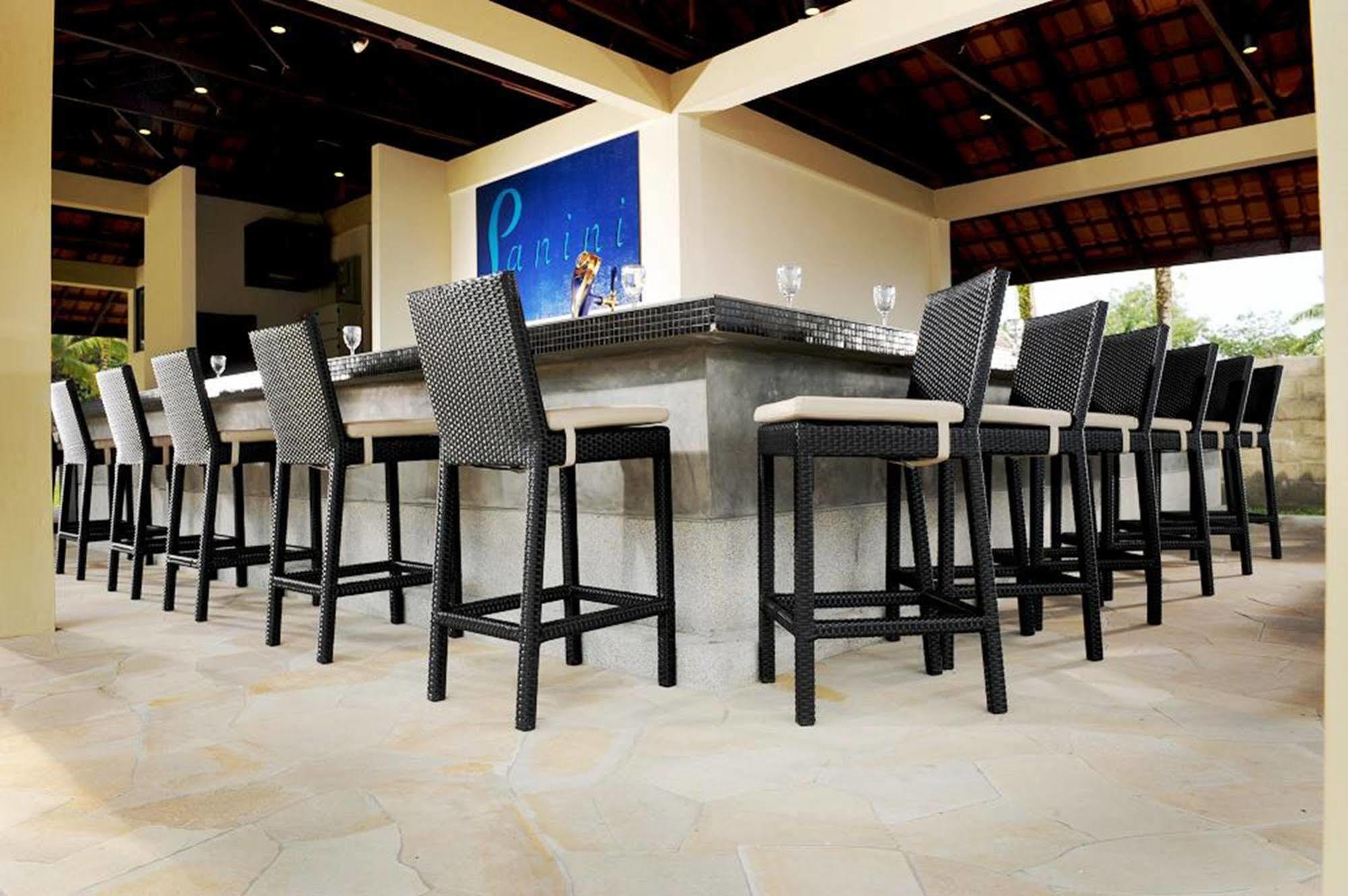 Damai Puri Resort & Spa Kuching Esterno foto The bar at the pool
