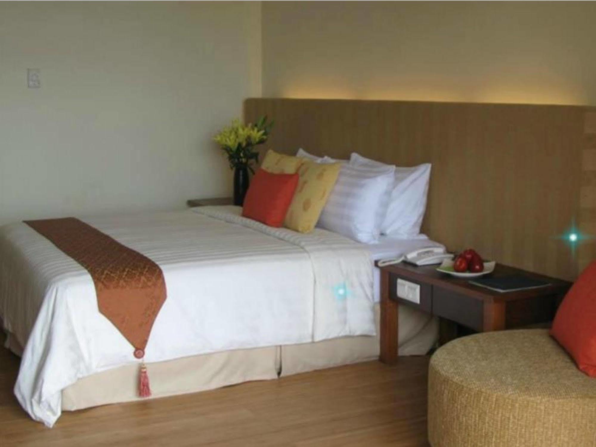 Damai Puri Resort & Spa Kuching Esterno foto A bedroom at the hotel