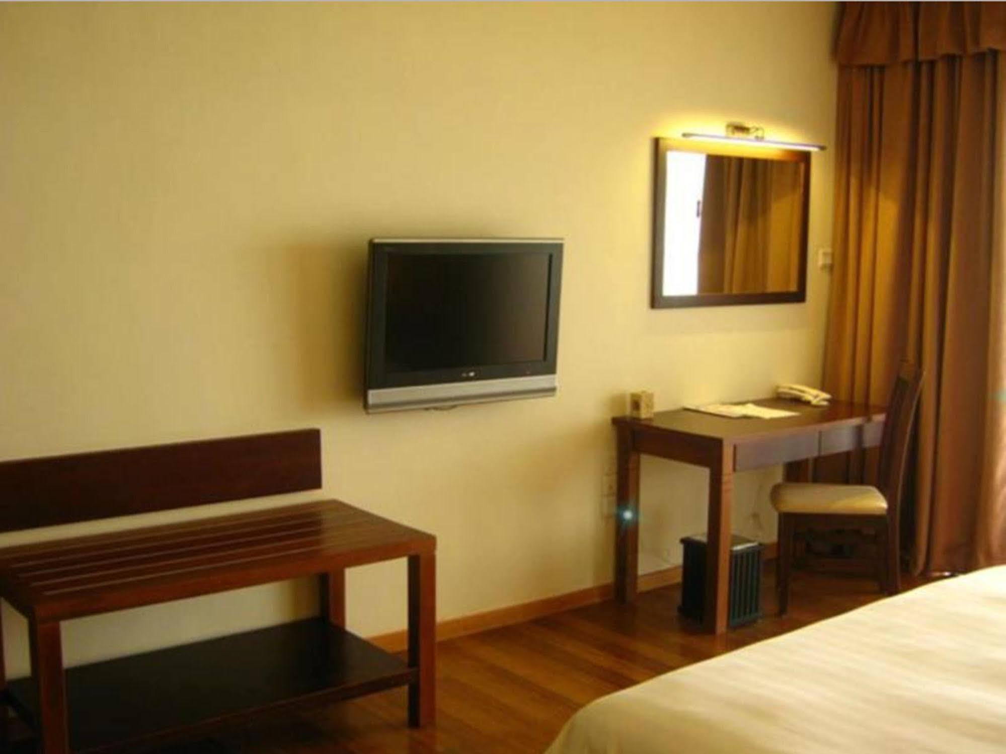 Damai Puri Resort & Spa Kuching Esterno foto A room at the hotel