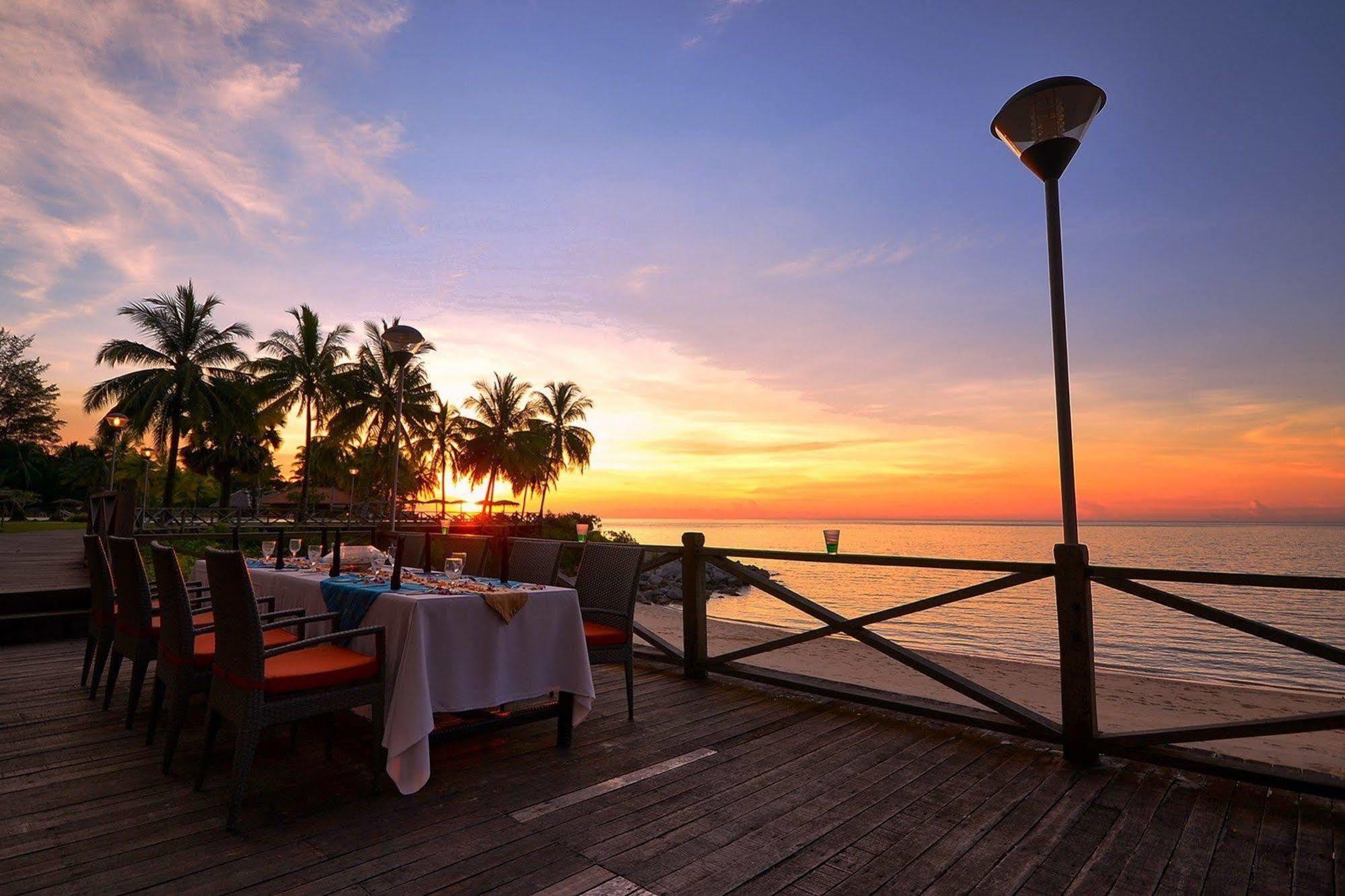 Damai Puri Resort & Spa Kuching Esterno foto Sunset at the beach
