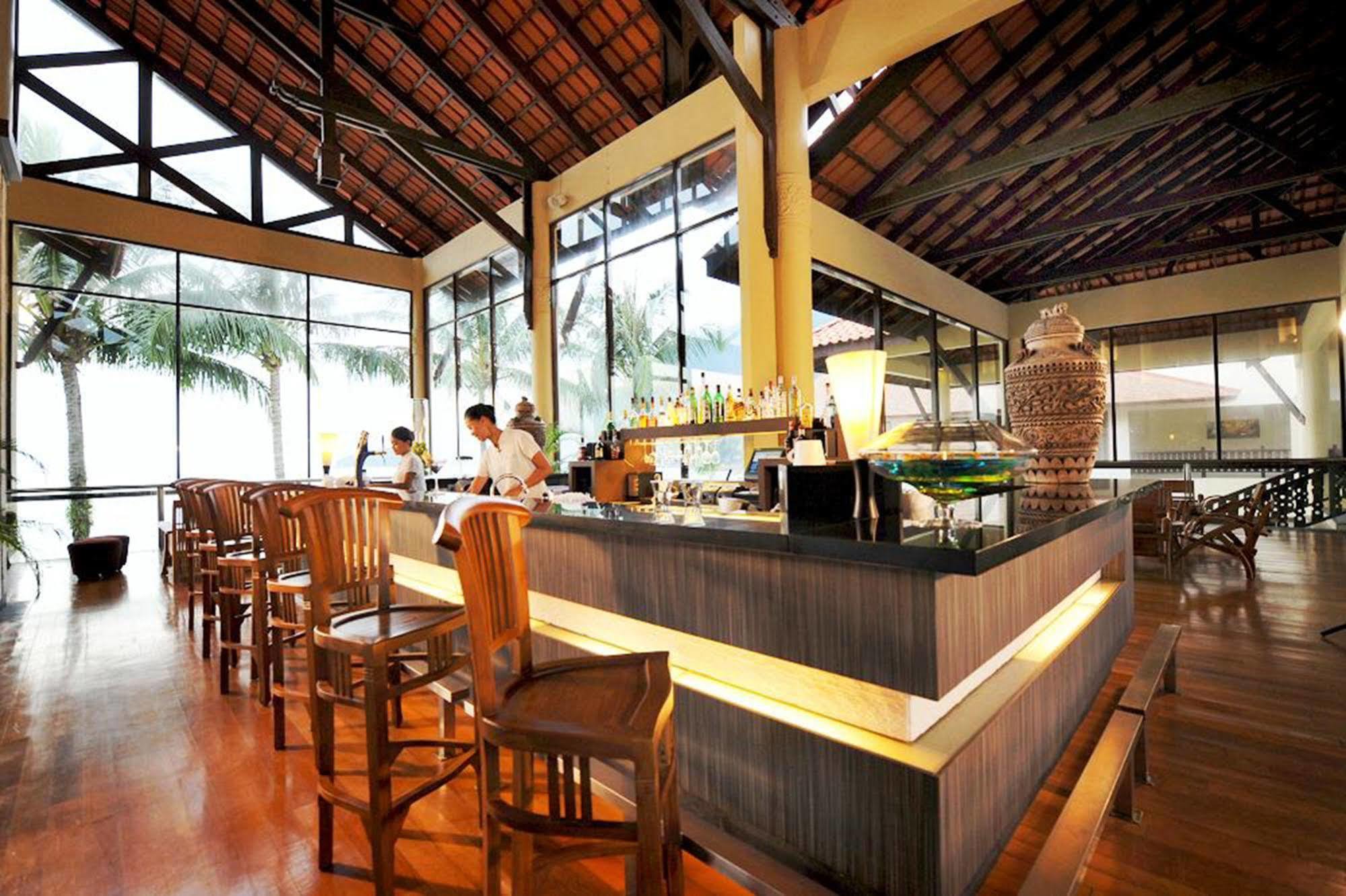 Damai Puri Resort & Spa Kuching Esterno foto The bar at the lobby